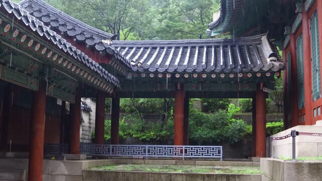 It is raining in the front courtyard of Gyeonghuigung Palace.경희궁의 앞마당에 비가 내리고있습니다.