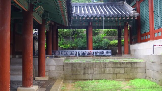 It is raining in the front courtyard of Gyeonghuigung Palace.경희궁의 앞마당에 비가 내리고있습니다.