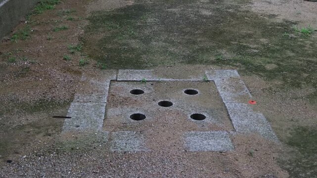This is a drainage channel for rainwater to drain inside the palace.궁궐안의 빗물이 나가는 배수로 입니다.