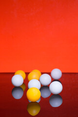 Naklejka premium Still life with white and yellow balloons on a colored background