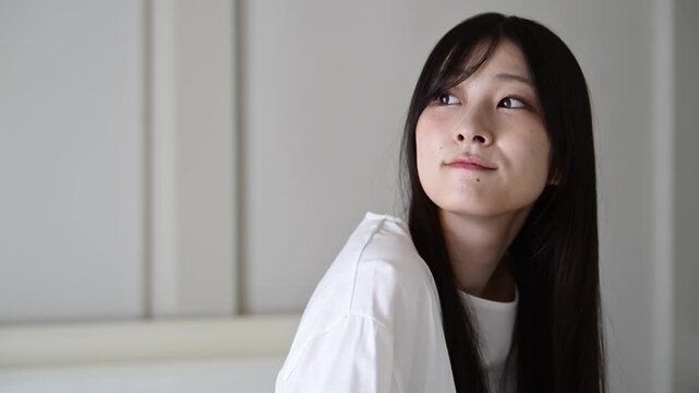 振り返って微笑む20代日本人女性のポートレート