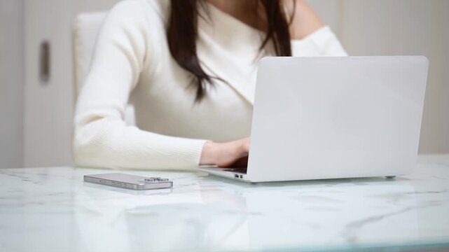ノートパソコンを操作する20代日本人女性の手元