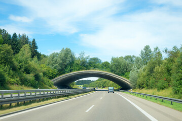 Obraz premium Wooded bridge over the motorway as a protected crossing for wildlife.