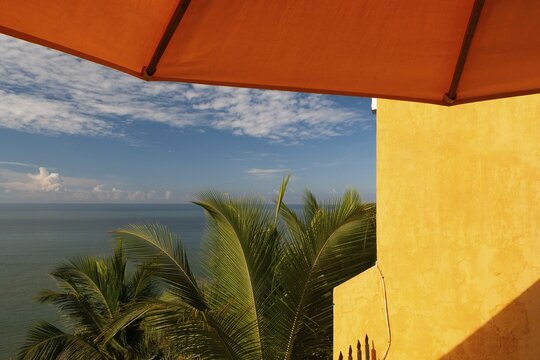 Parasol, palm trees, sea, Hotel Fort Terekol, Goa, Terekol, Goa, South India, India