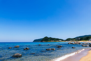 Obraz premium 快晴の青空と透き通る美しい海、海岸線の風景