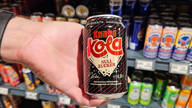 Hand holding knahe kola null zucker soda can