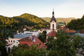 Panoramiczny widok na kościół i zabudowę miasteczka Stranberg Czecchy w świetle wschodzącego słońca