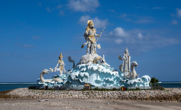 Statue de Varuna dieu de la mer &agrave; Bali , plage de Kuta