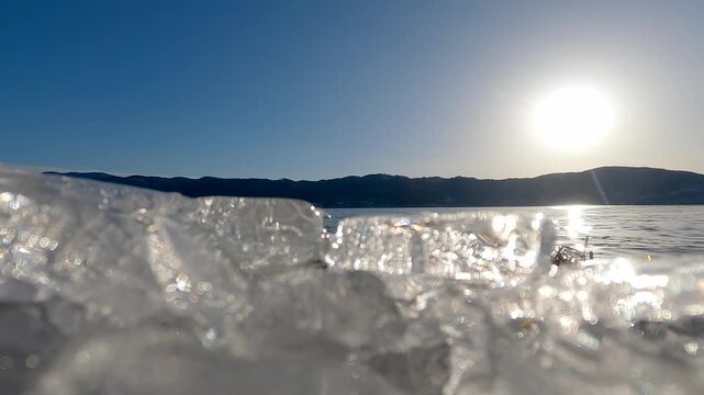 冬の諏訪湖と湖岸に広がる氷の風景