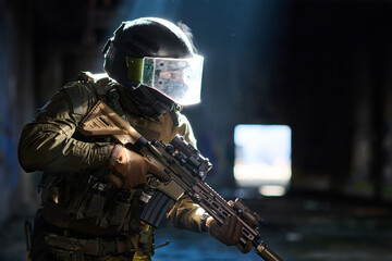 Obraz premium Armed Tactical Soldier in Ballistic Helmet With Assault Rifle During Urban Close-Quarters Operation