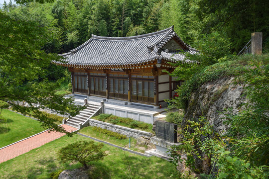 경상남도 함안 무진정 아래에 있는 괴산제, Goesanje(Ritual Hall), located below Mujinjeong in Haman, Gyeongsangnam-do