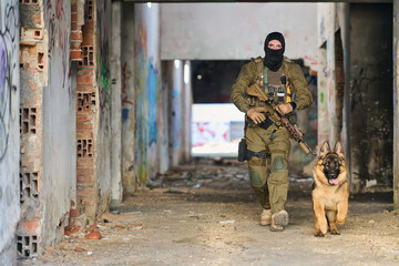 Obraz premium Tactical Soldier With Military Working Dog Patrolling Abandoned Urban Building During Training Operation