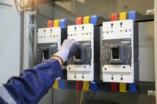 Electricians use a meter to measure the current at the main breaker of the MDB cabinet to check the voltage.