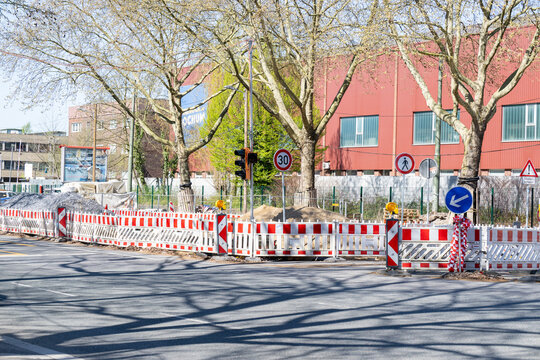 Stra&szlig;enbaustelle mit Absperrungen unter alten Stadtb&auml;umen