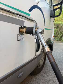 Refuelling a motorhome LPG gas tank through an external filler