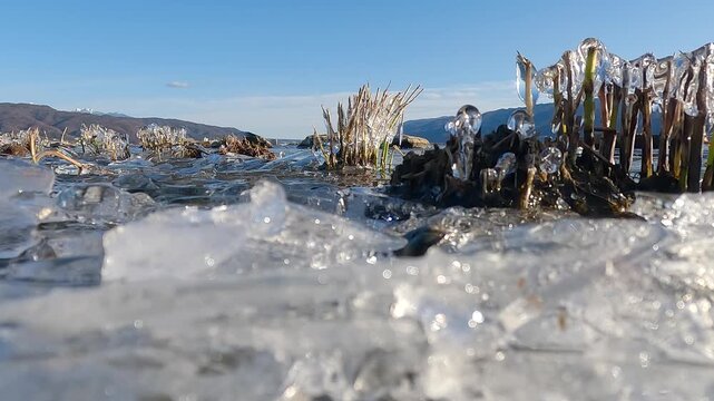 冬の諏訪湖の氷の風景