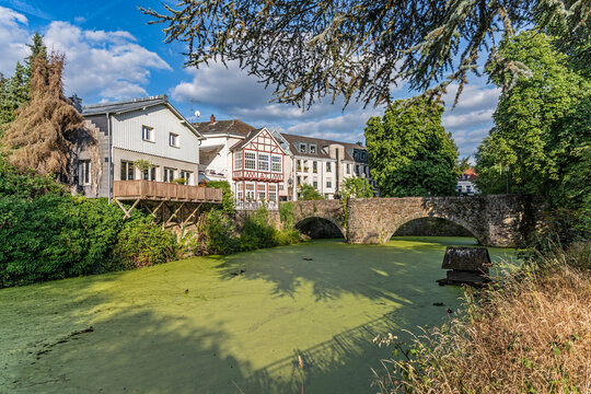 Essen-Kettwig, Nordrhein-Westfalen, Deutschland - Die M&uuml;hlengrabenbr&uuml;cke in der Altstadt von Essen-Kettwig an der Ruhr