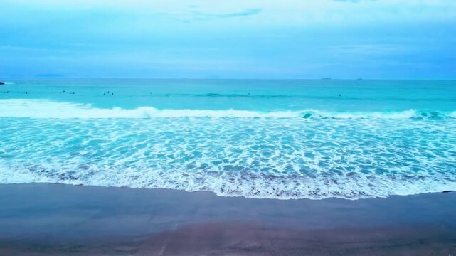 白波が綺麗で波にのるサーファーを早朝に空撮 4K