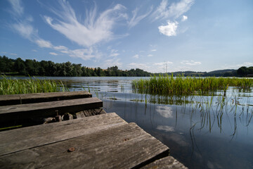 pomost nad jeziorem © Mateusz