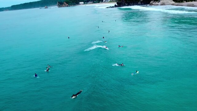 白波が綺麗で波にのるサーファーを早朝に空撮 4K