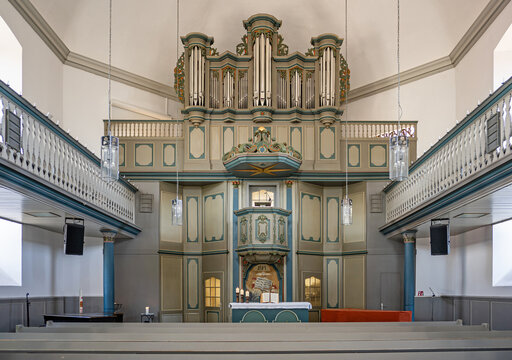 Velbert, Nordrhein-Westfalen, Deutschland - Kirchenraum der Alten Kirche mit Altar, Kanzel und Orgel