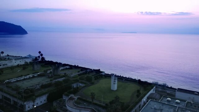 日の出前に海沿いの街を空撮　4K
