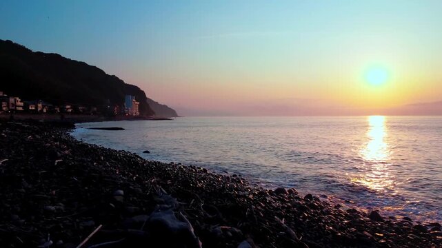 日の出が綺麗な海岸を空撮　4K