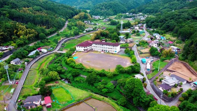 田舎の廃校を空撮　4K