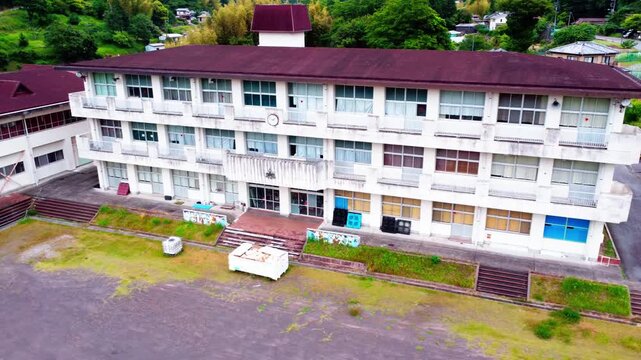 田舎の廃校を空撮　4K
