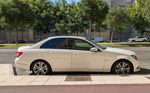 Vista lateral de un autom&oacute;vil de lujo Mercedes-Benz Clase C de color blanco aparcado en una calle de Madrid, Espa&ntilde;a, 24 de mayo de 2026