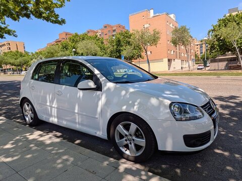 Vista frontal de un autom&oacute;vil hatchback Volkswagen Golf V  de color blanco aparcado en una calle de Madrid, Espa&ntilde;a, 24 de mayo de 2026