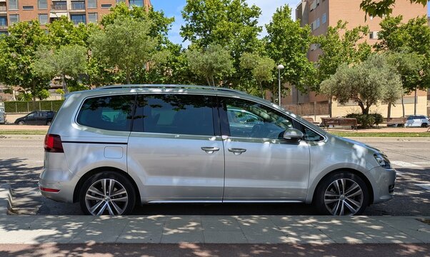 Vista lateral de un autom&oacute;vil monovolumen Volkswagen
Sharan aparcado en una calle de Madrid, Espa&ntilde;a, 24 de mayo de 2026