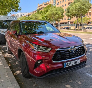 Vista frontal de un autom&oacute;vil crossover Toyota Highlander Hybrid aparcado en una calle de Madrid, Espa&ntilde;a, 24 de mayo de 2026