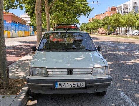 Vista de frente de un coche hist&oacute;rico Peugeot 309 aparcado en una calle de Madrid, Espa&ntilde;a, 24 de mayo de 2026