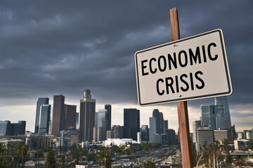 Obraz premium Economic crisis sign in front of a city skyline under cloudy sky
