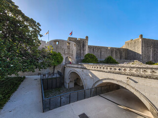 Obraz premium Historic Pile Gate Entrance to Dubrovnik Old Town Featuring Ancient Stone Fortifications and Architecture