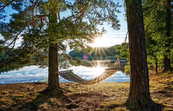 H&auml;ngematte a einem Badesee in Tindered in Schweden