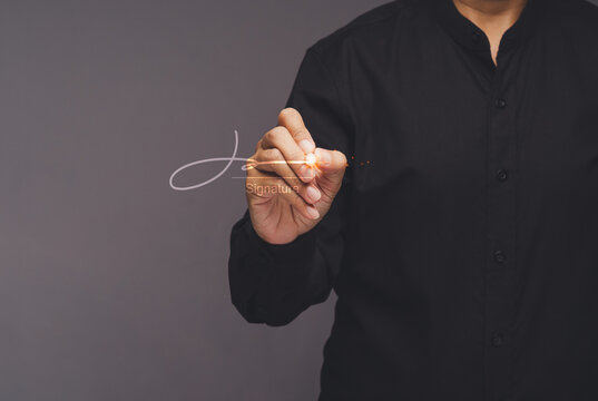 Person creating an electronic signature on virtual interface