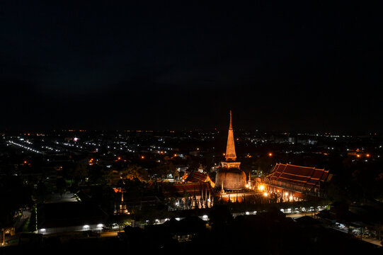 Wat Phra Mahathat Woramahawihan in Nakhon Si Thammarat Province is an ancient Buddhist site revered by the people and was declared the first World Heritage Site in Southern Thailand.
