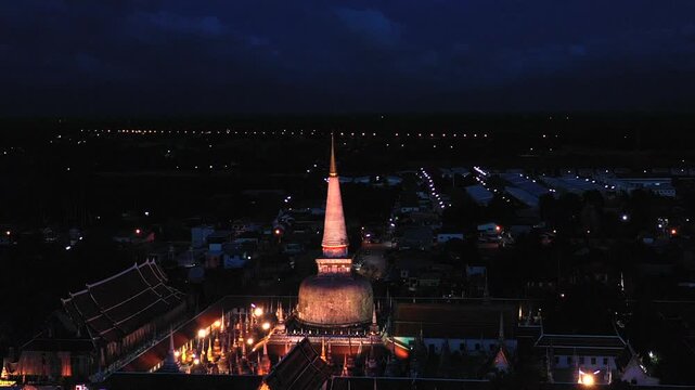 Wat Phra Mahathat Woramahawihan in Nakhon Si Thammarat Province is an ancient Buddhist site revered by the people and was declared the first World Heritage Site in Southern Thailand.
