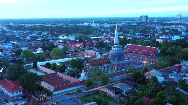 Wat Phra Mahathat Woramahawihan in Nakhon Si Thammarat Province is an ancient Buddhist site revered by the people and was declared the first World Heritage Site in Southern Thailand.
