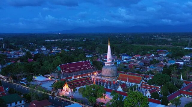 Wat Phra Mahathat Woramahawihan in Nakhon Si Thammarat Province is an ancient Buddhist site revered by the people and was declared the first World Heritage Site in Southern Thailand.

