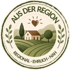 Aus der Region - Siegel – Rustikales Logo für Hofladen und Bio Bauernhof mit Landschaft, Haus, Feldern und Herz Symbol © djdarkflower