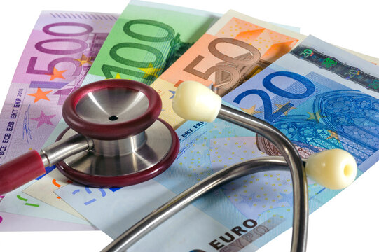 Ein Stethoskop liegt auf Euro Geldscheinen