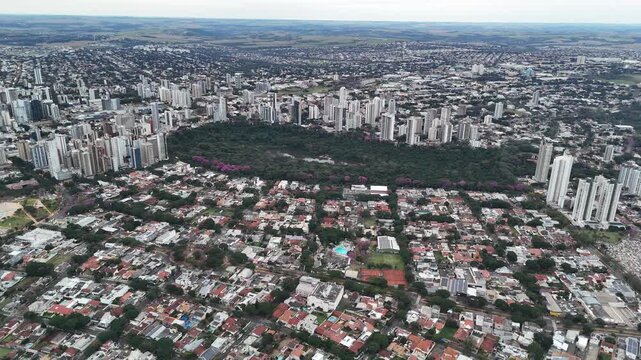 Maring&aacute;, Paran&aacute;, com a florada dos Ip&ecirc;s pelas avenidas, um contraste dos corredores rosa e roxo em meio ao verde e cinza. 
Aerial drone view of purple ip&ecirc; trees blooming in Maring&aacute;, Paran&aacute;, Brazil