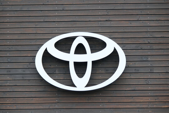 Toyota Logo auf Fassade von Toyota Auto Vertretung mit Garage in R&uuml;mlang, R&uuml;mlang 26.07.2026