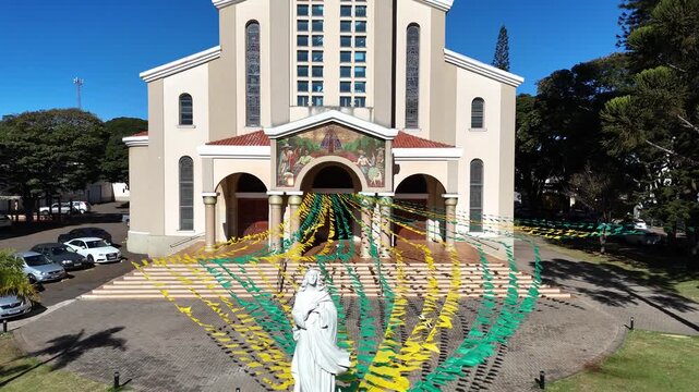 Igreja Matriz Mandaguari - Par&oacute;quia Nossa Senhora Aparecida, uma imagem a&eacute;rea- Mandaguari, Paran&aacute;, Brasil
