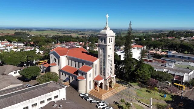 Igreja Matriz Mandaguari - Par&oacute;quia Nossa Senhora Aparecida, uma imagem a&eacute;rea- Mandaguari, Paran&aacute;, Brasil