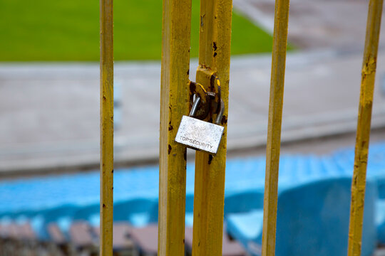 Metal lock on the fence in the closed position.