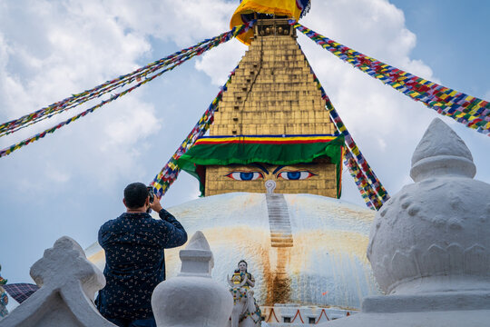 Viajero fotografiando la estupa budista boudhanath de la ciudad de Katmand&uacute;, en Nepal.	